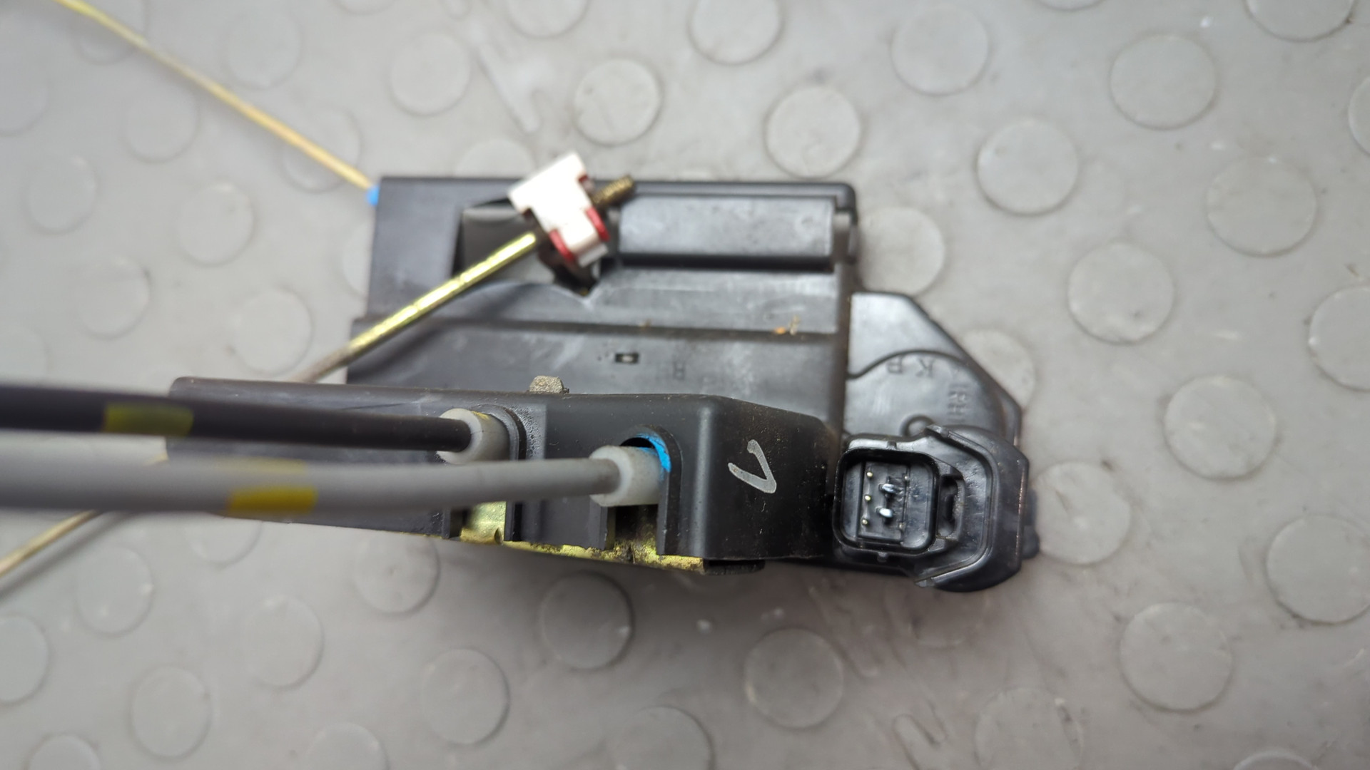 Замок двери передней правой