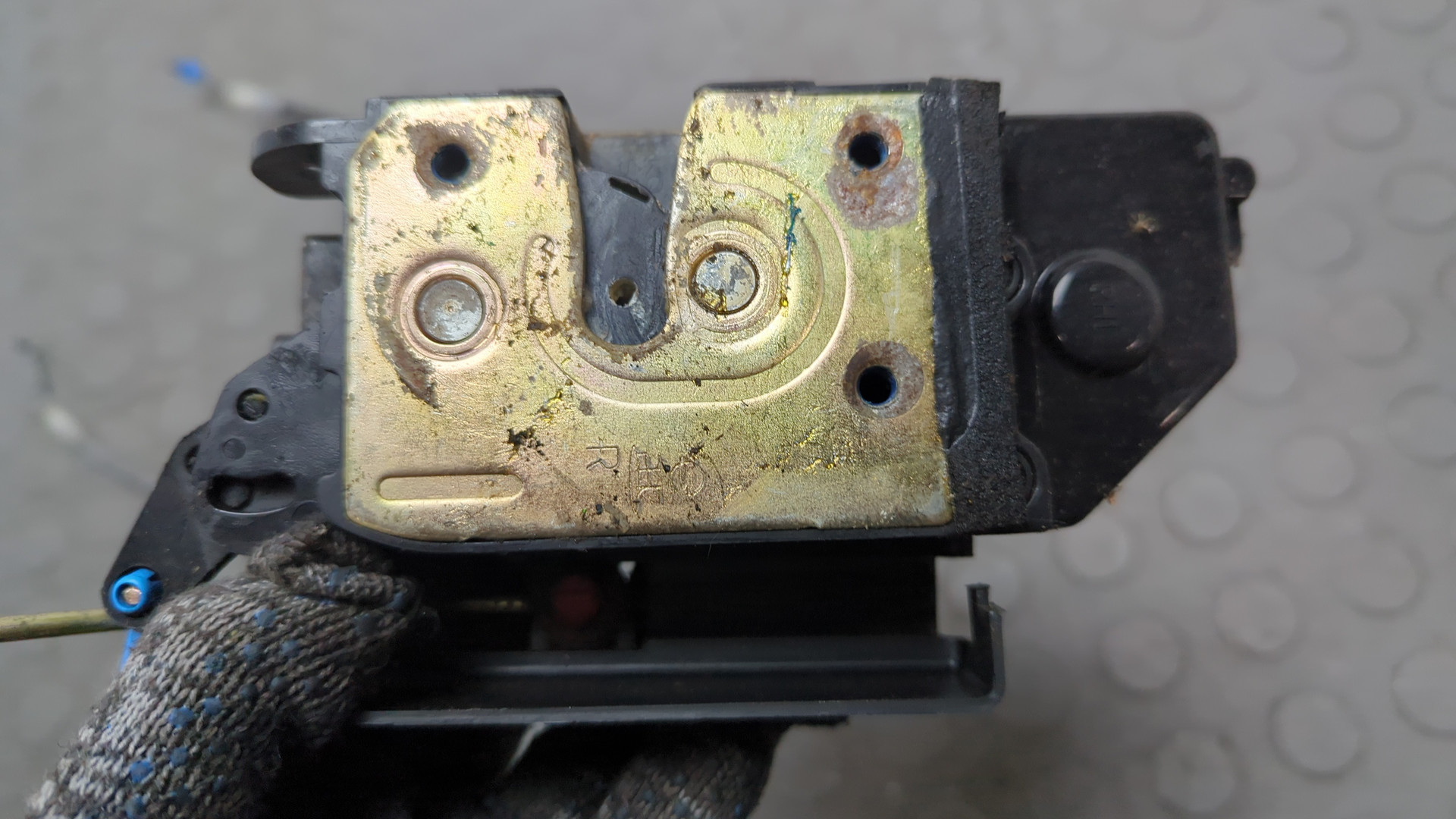 Замок двери передней правой