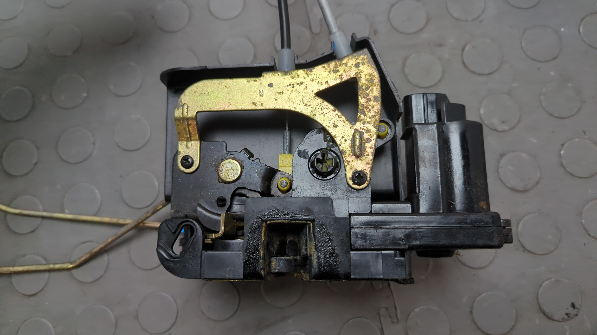 Замок двери передней правой