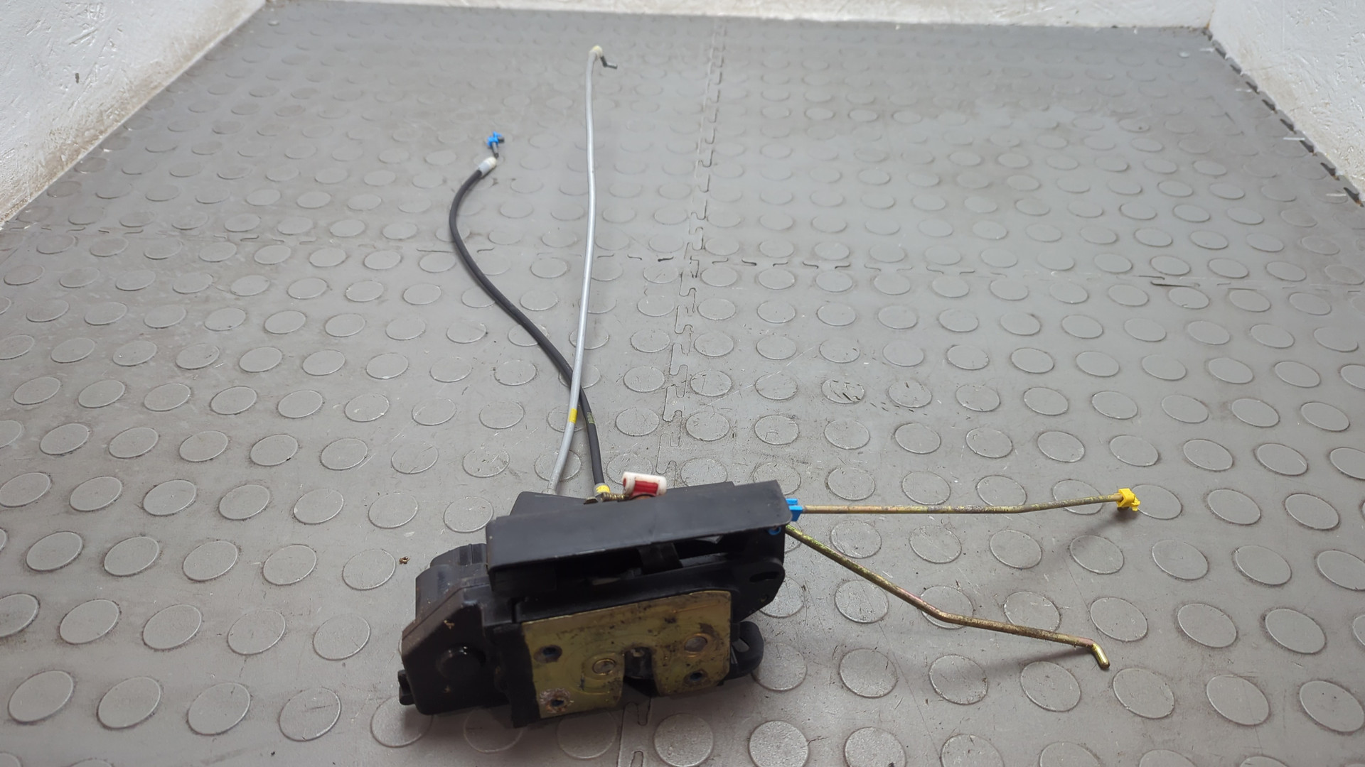 Замок двери передней правой