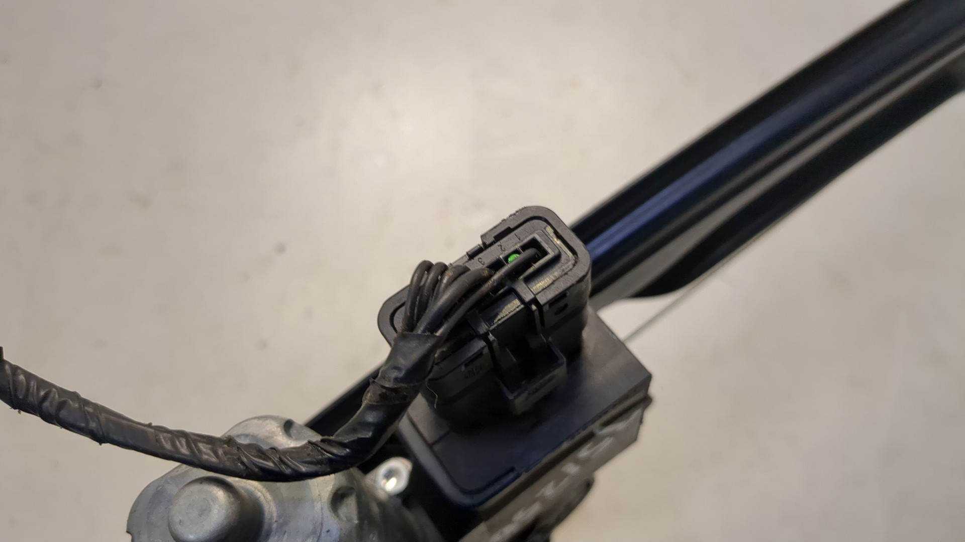 Стеклоподъемник электр. задний правый