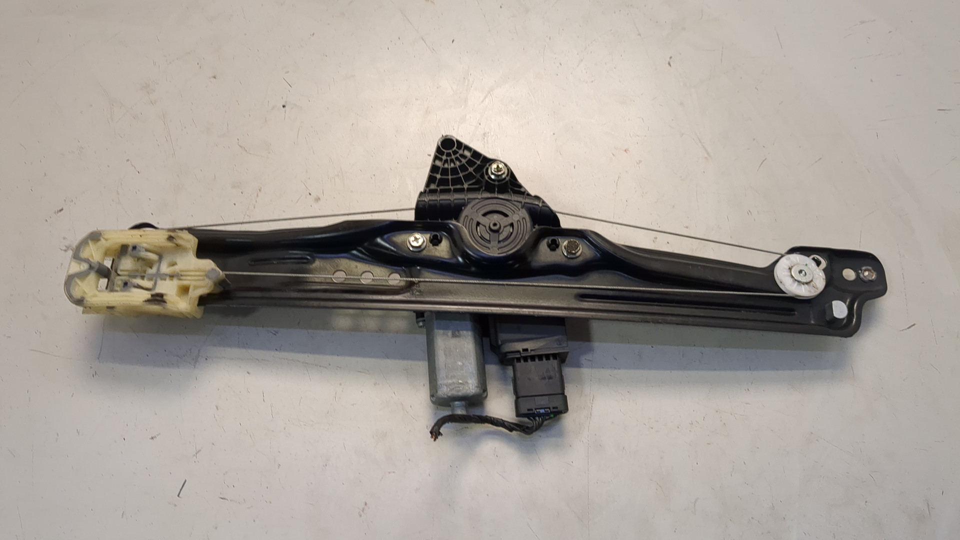 Стеклоподъемник электр. задний правый