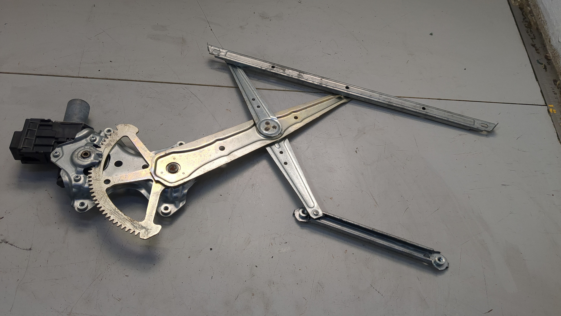 Стеклоподъемник электр. передний левый