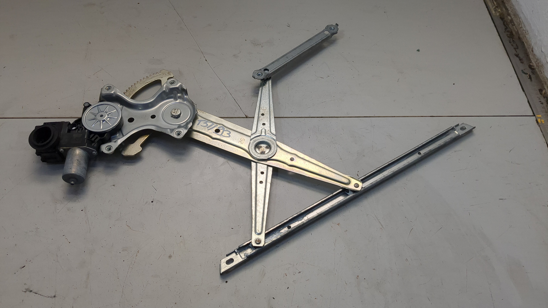 Стеклоподъемник электр. передний левый