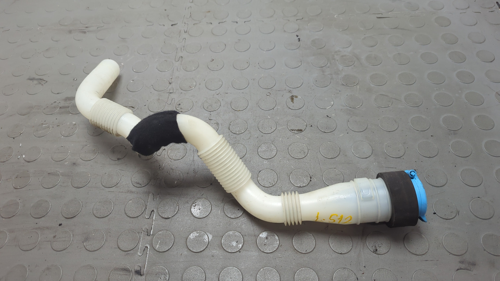 Горловина бачка омывателя