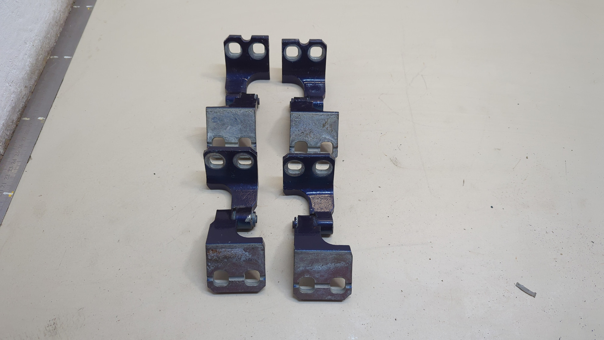 Петля двери передней