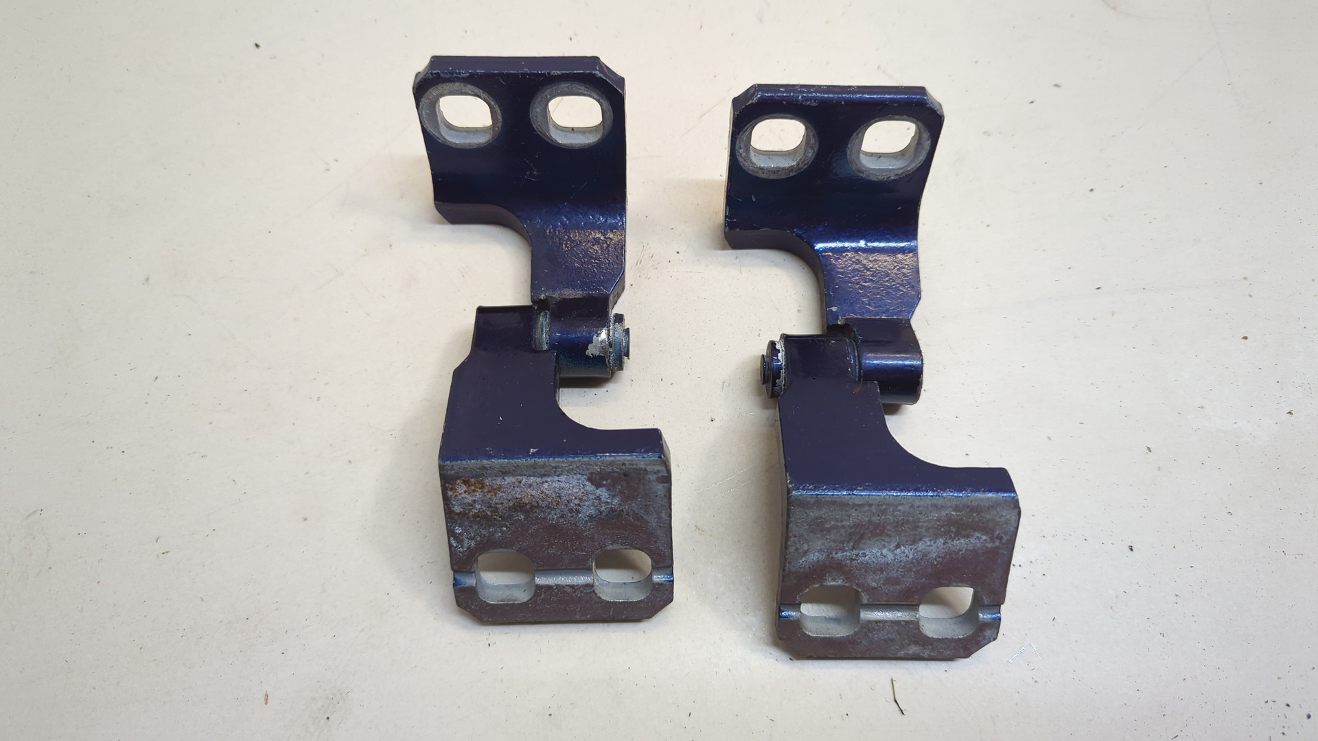 Петля двери передней