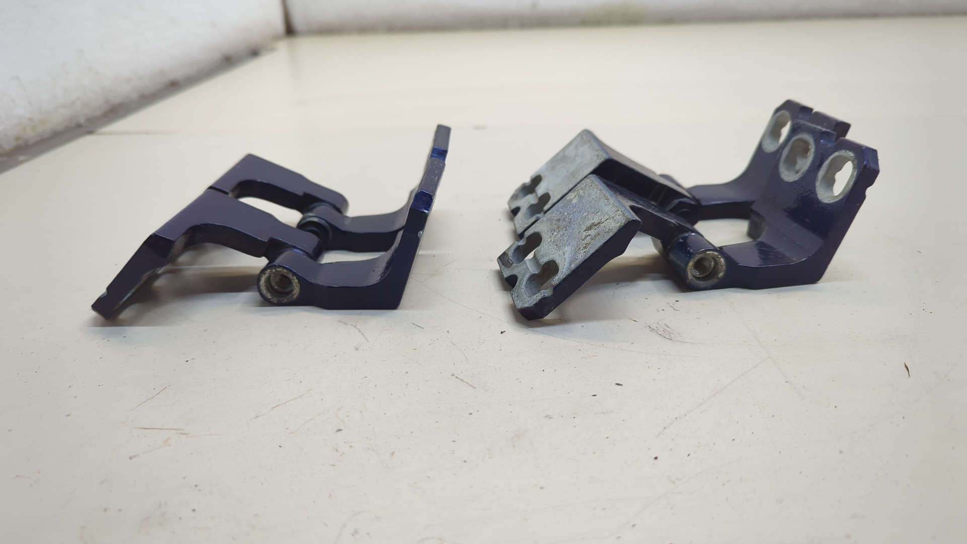 Петля двери передней