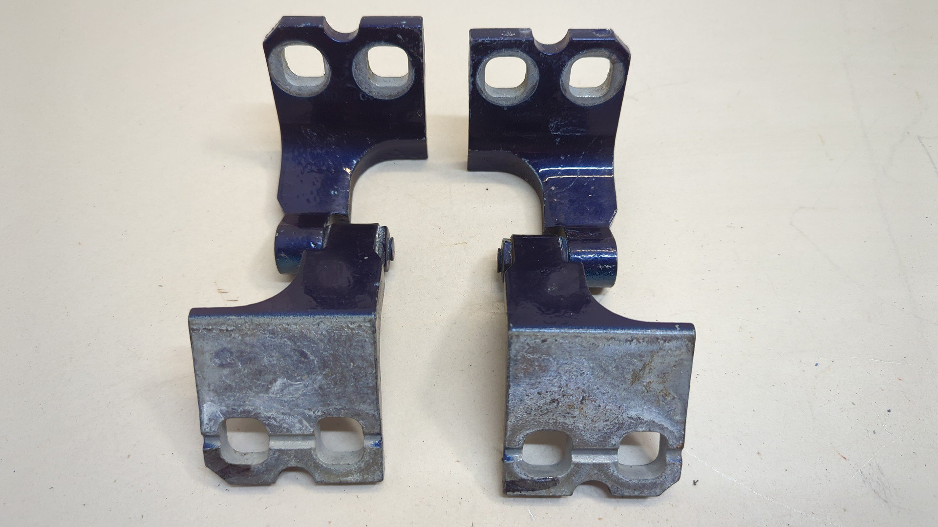 Петля двери передней