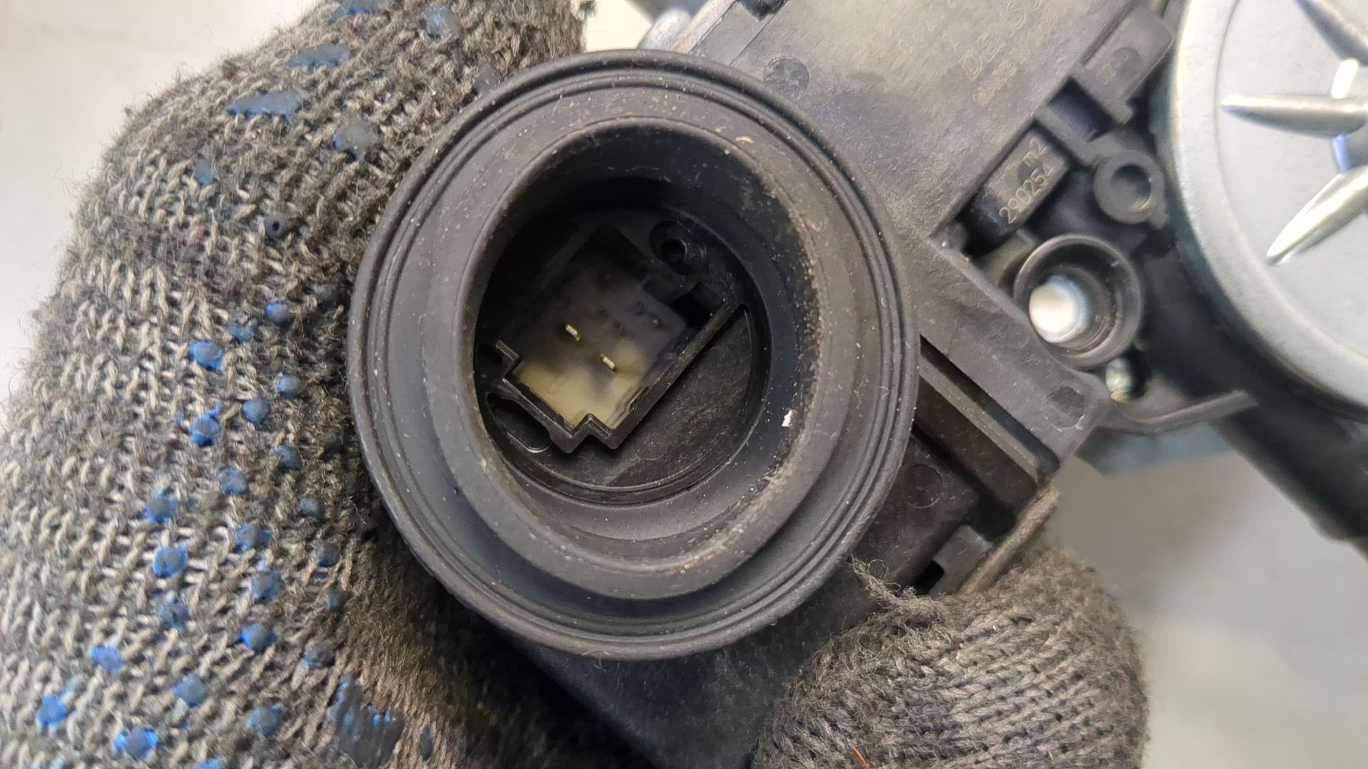 Стеклоподъемник электр. задний правый