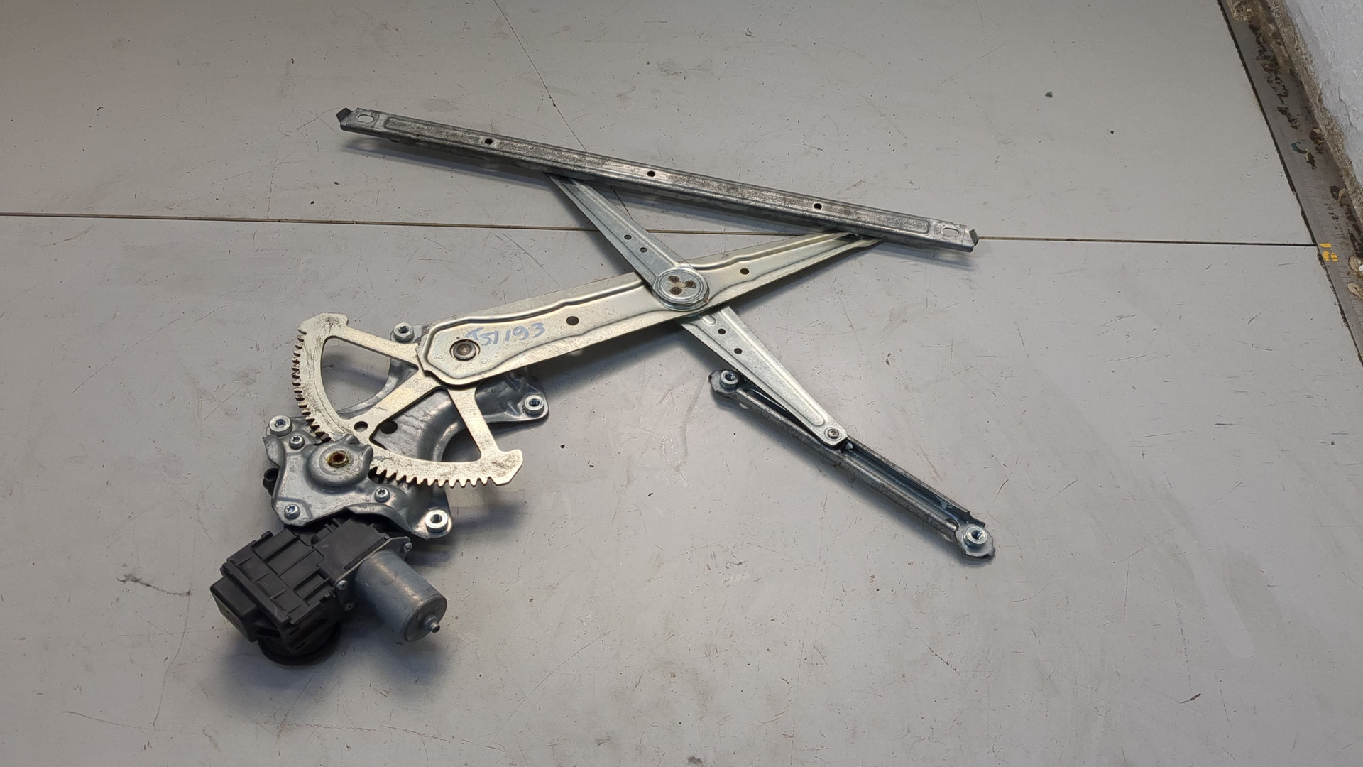 Стеклоподъемник электр. задний правый