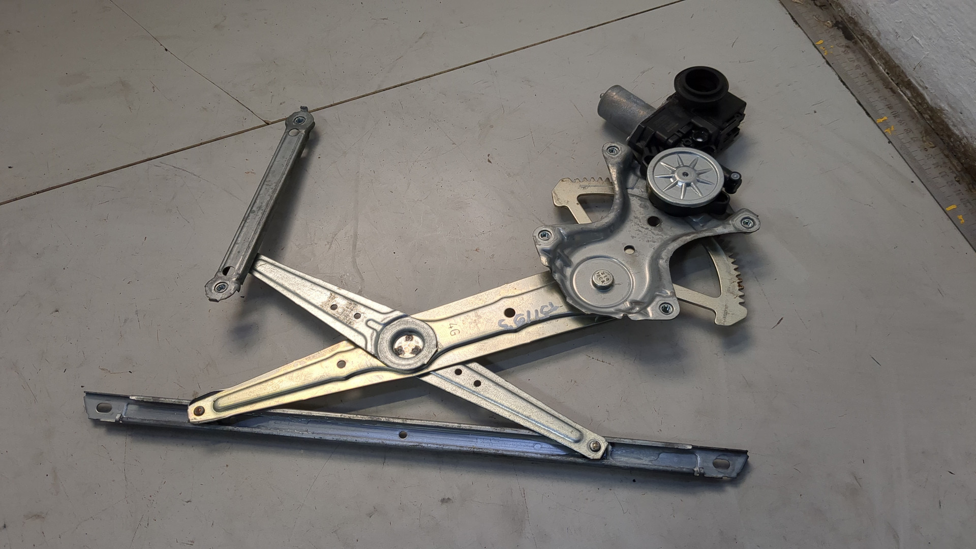 Стеклоподъемник электр. задний левый