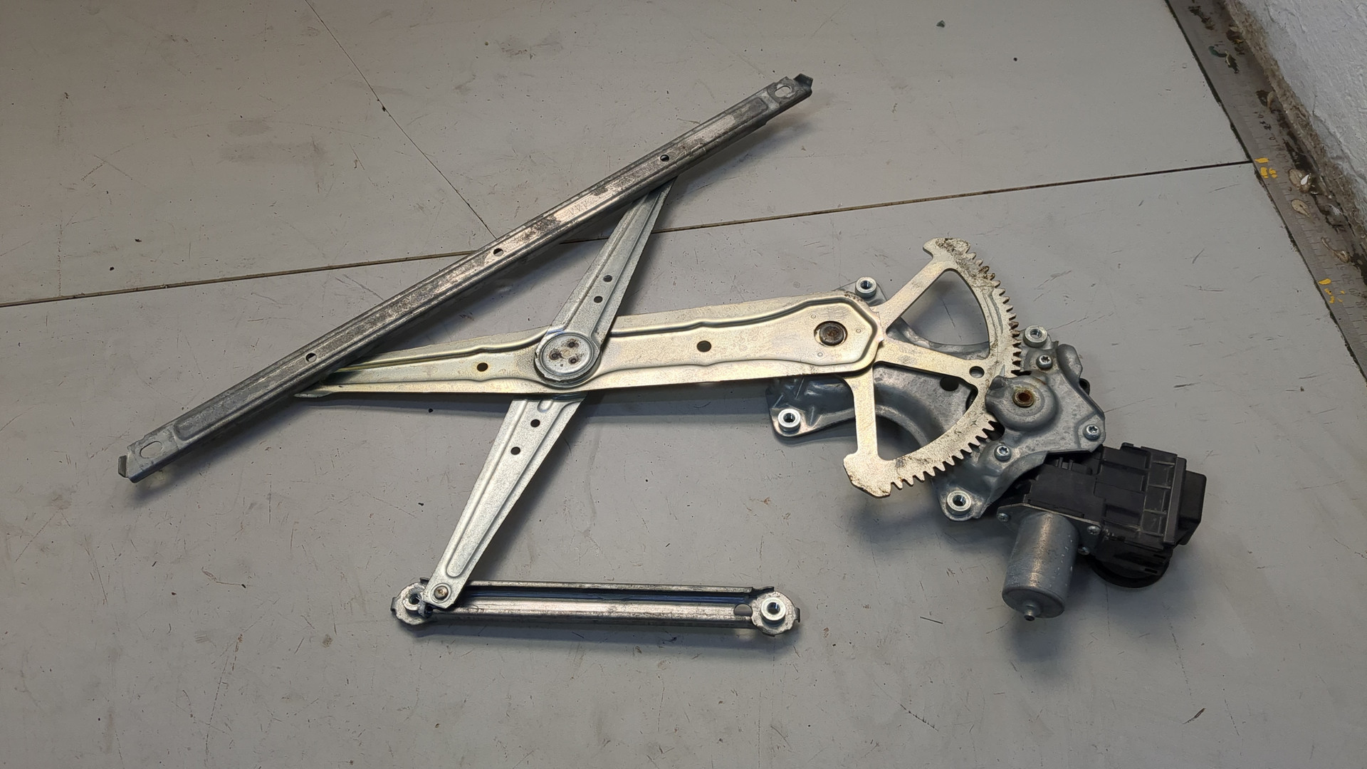 Стеклоподъемник электр. задний левый