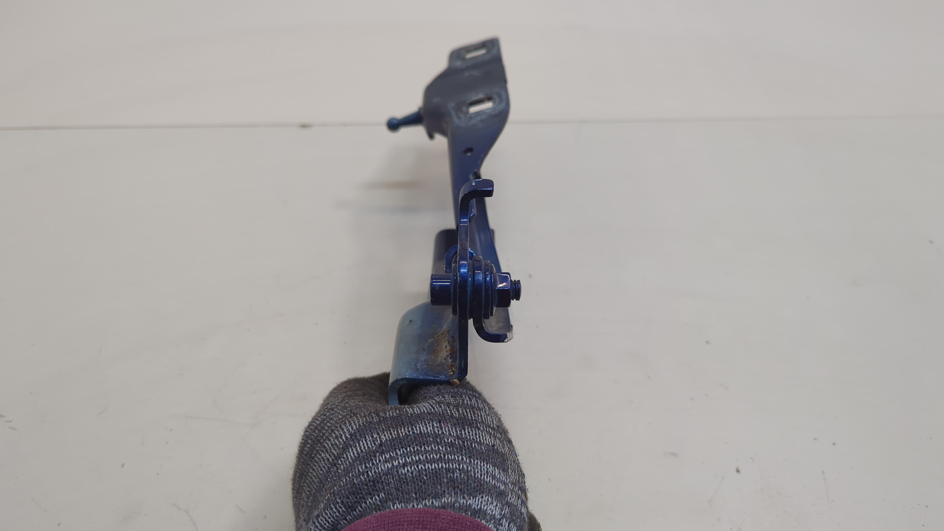 Петля капота левая