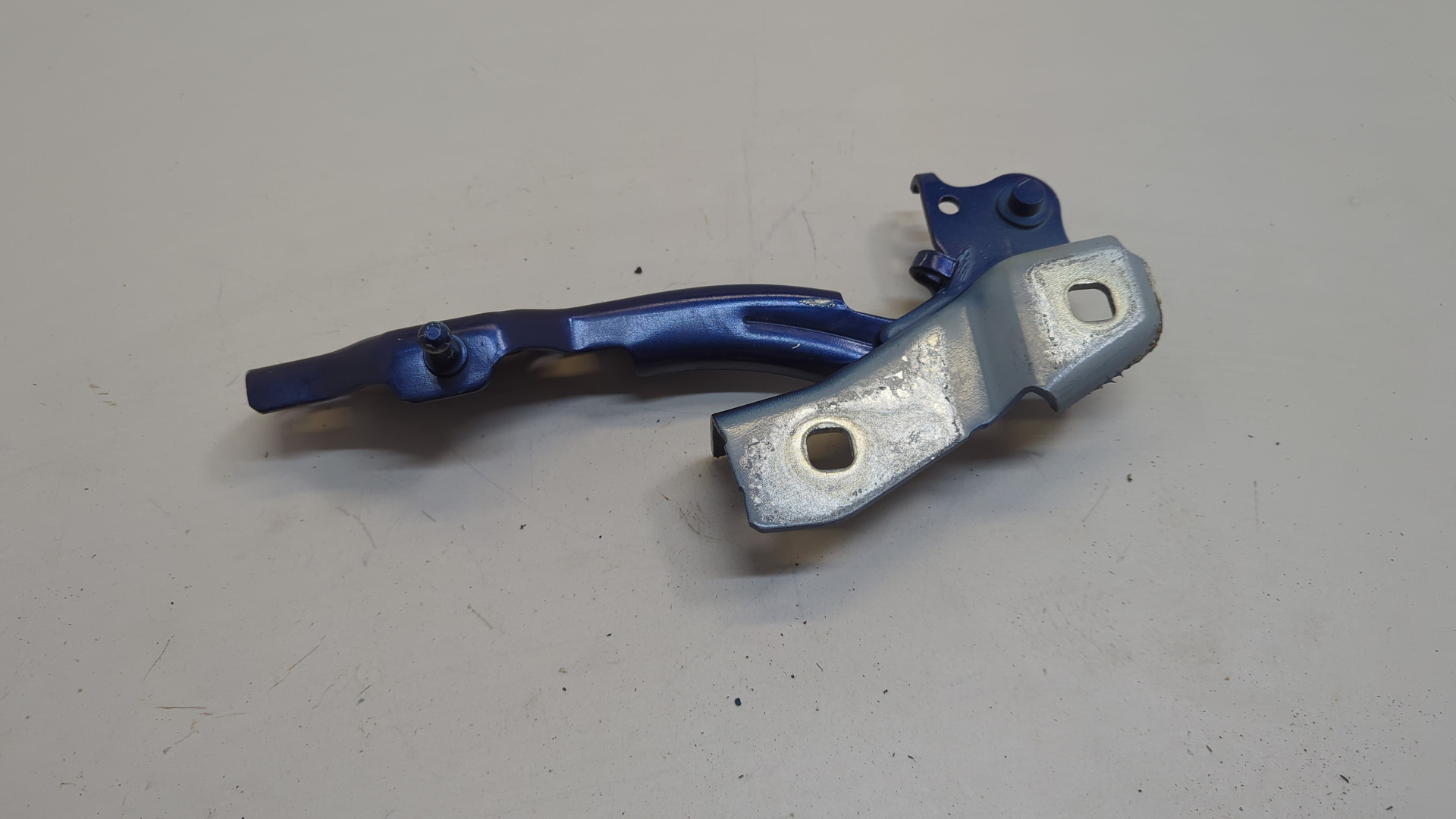 Петля капота левая