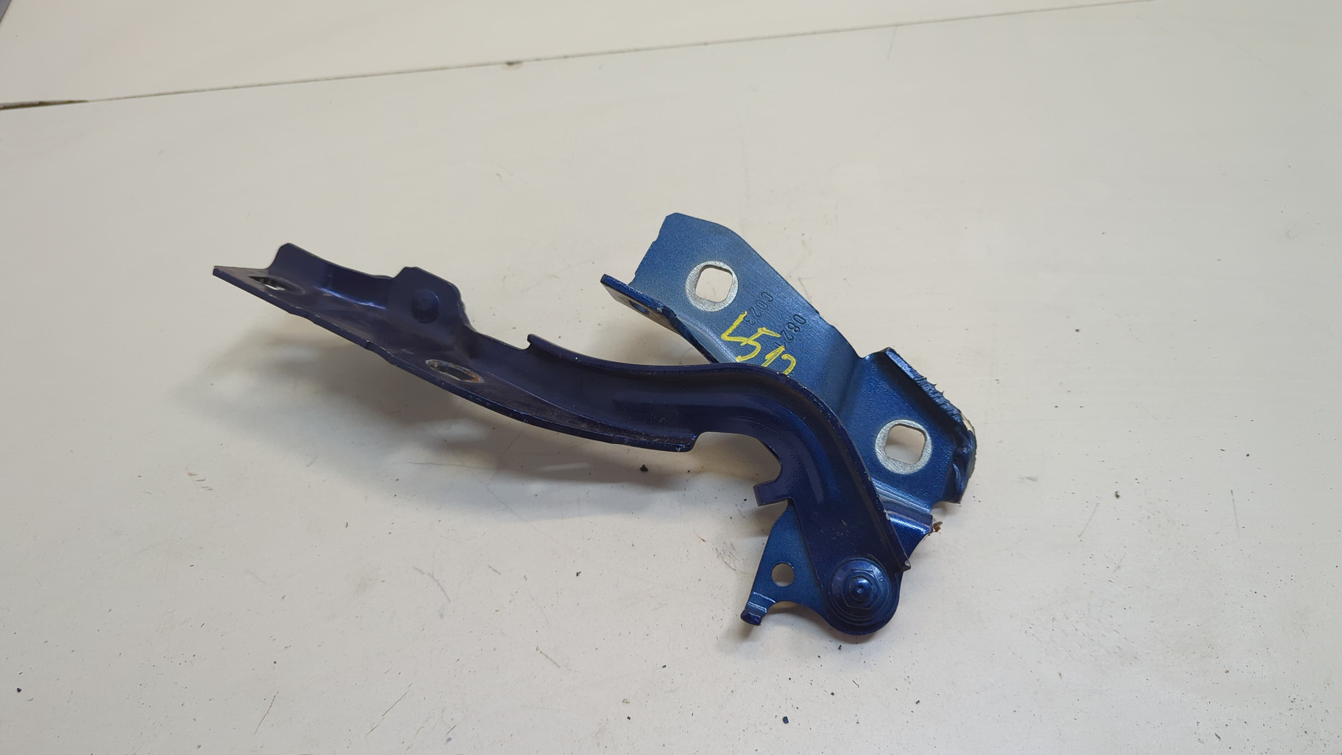 Петля капота левая