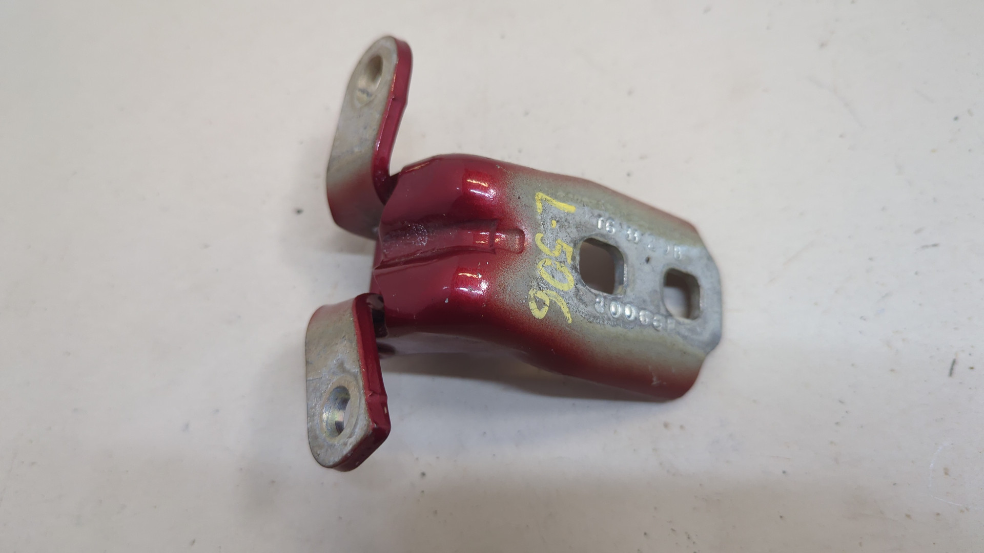 Петля двери