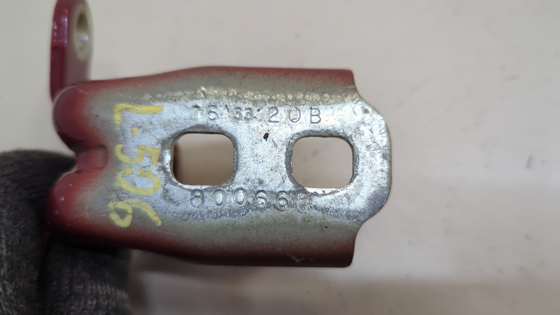 Петля двери