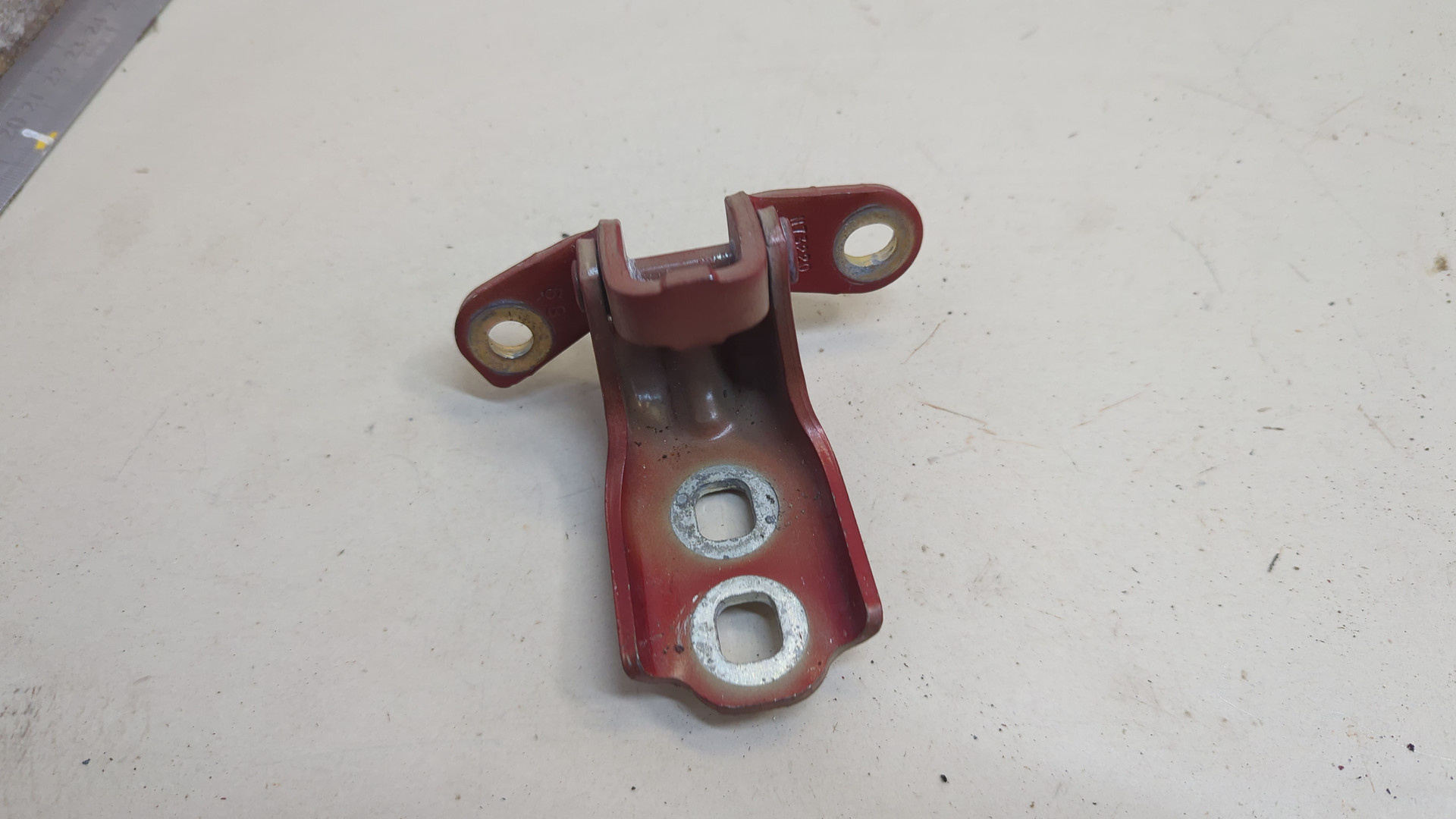 Петля двери