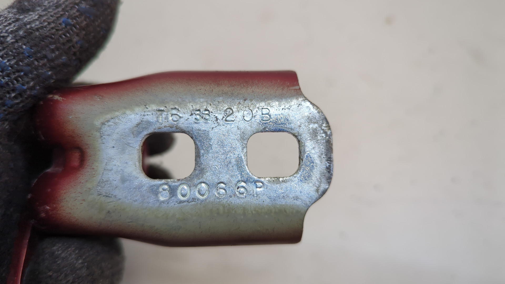 Петля двери