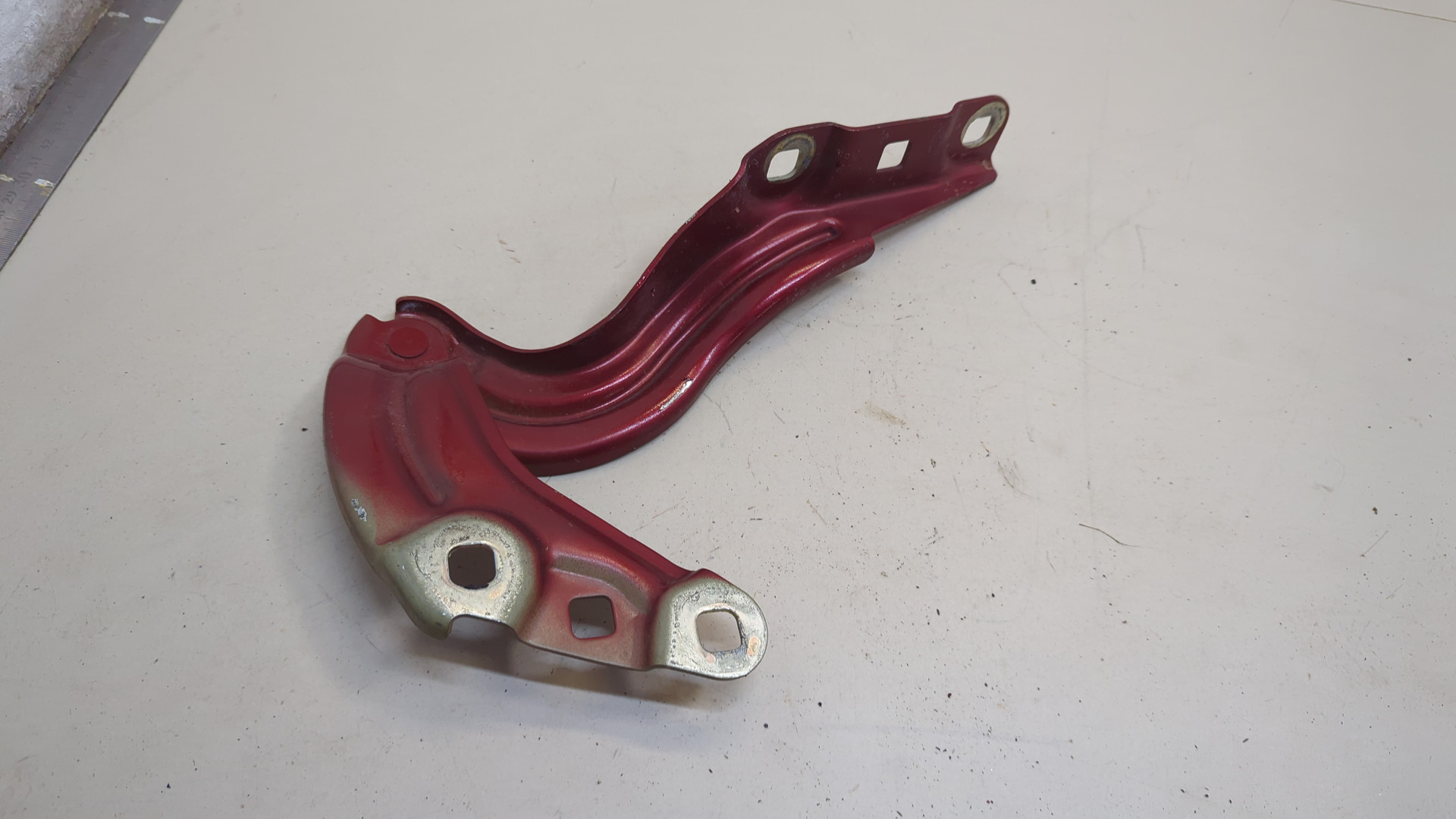 Петля капота левая