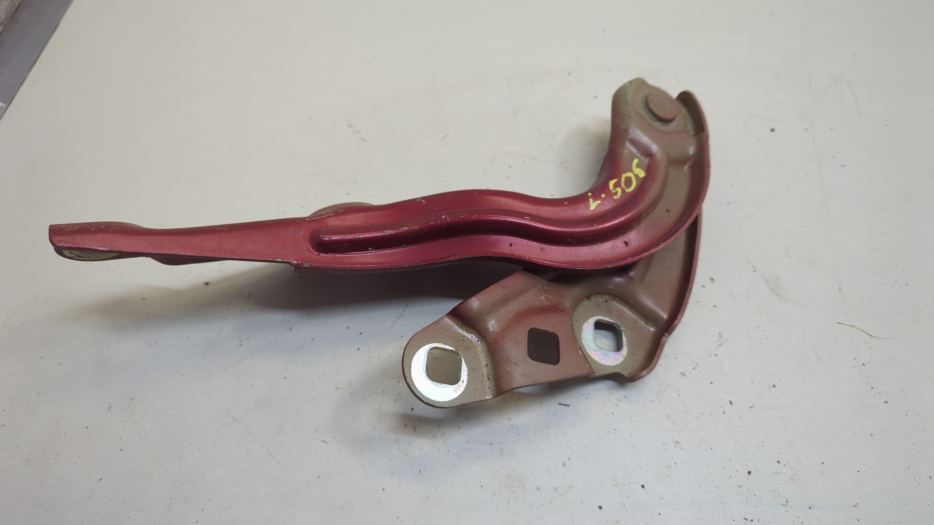 Петля капота левая