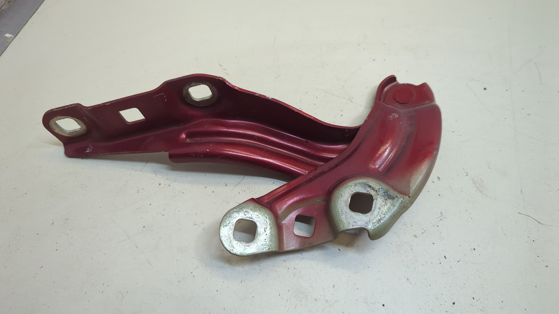 Петля капота правая