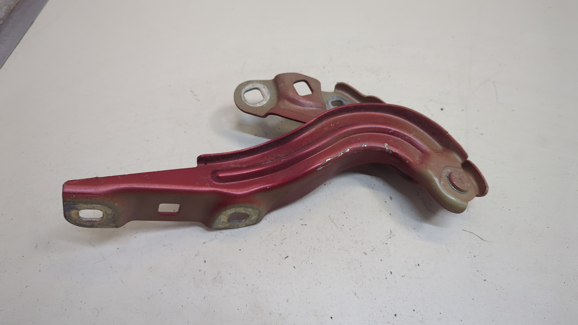 Петля капота правая