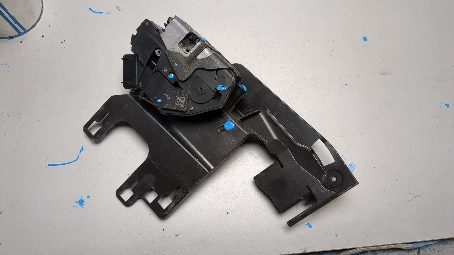 Замок двери передней левой