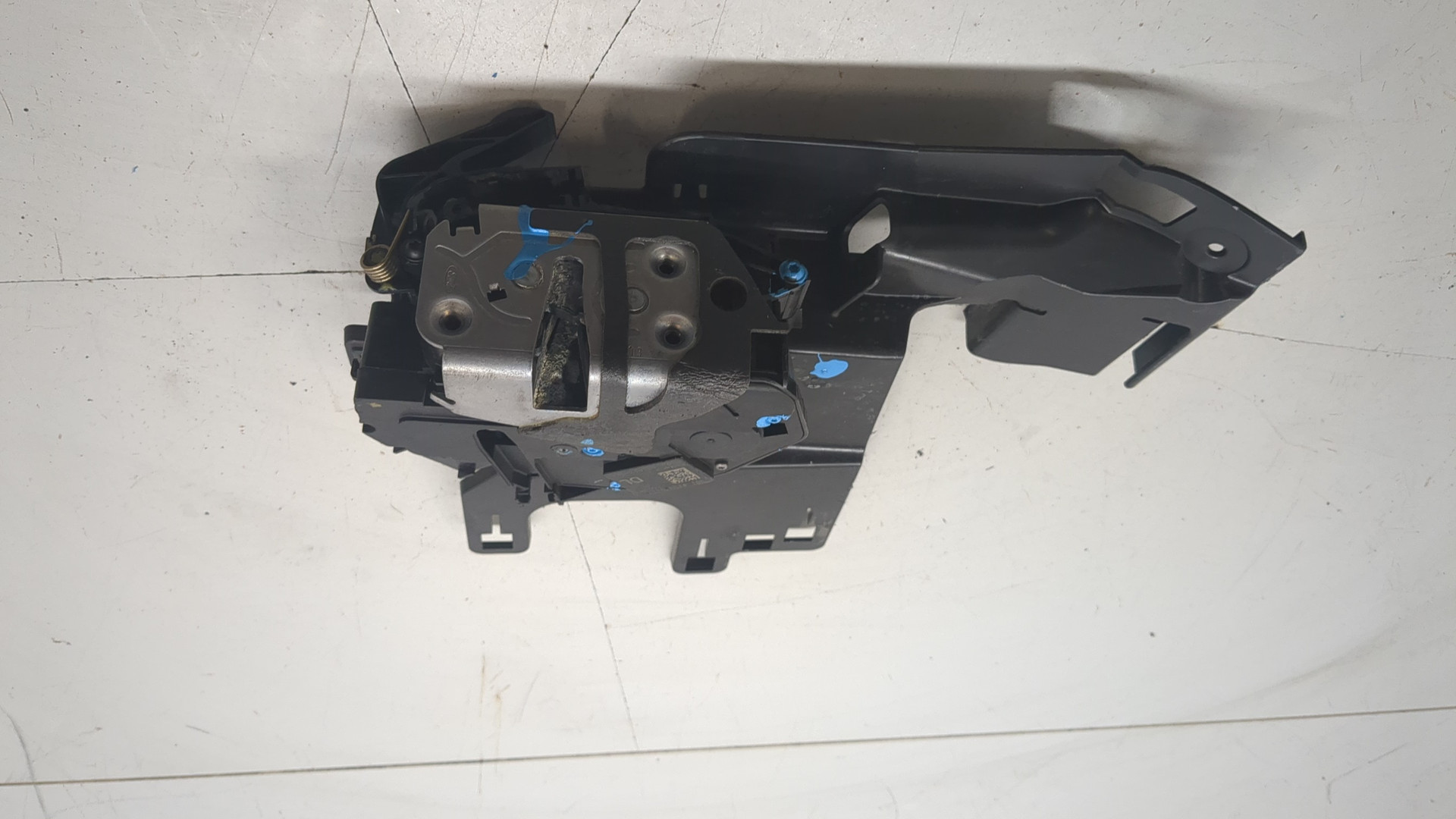 Замок двери передней левой