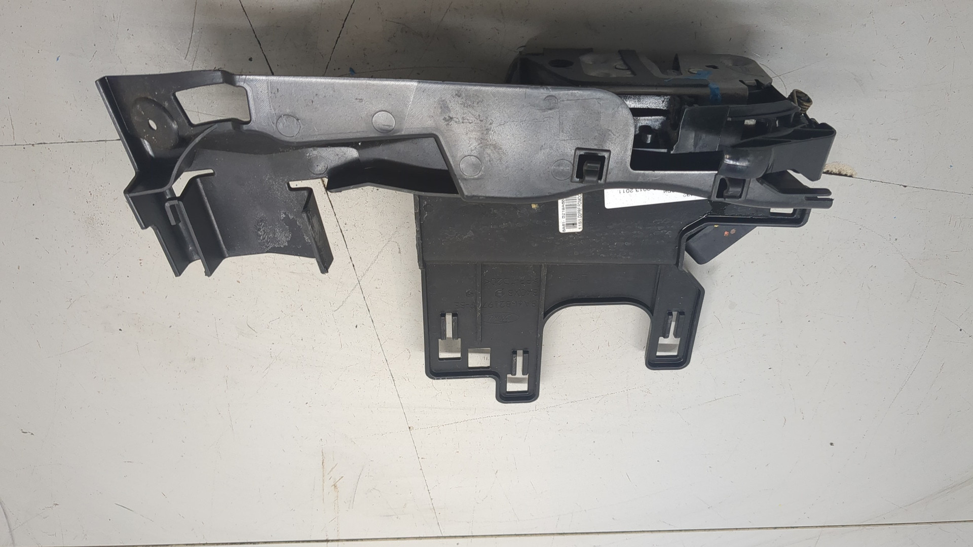 Замок двери передней левой