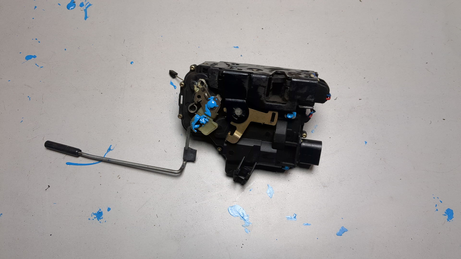 Замок двери передней правой