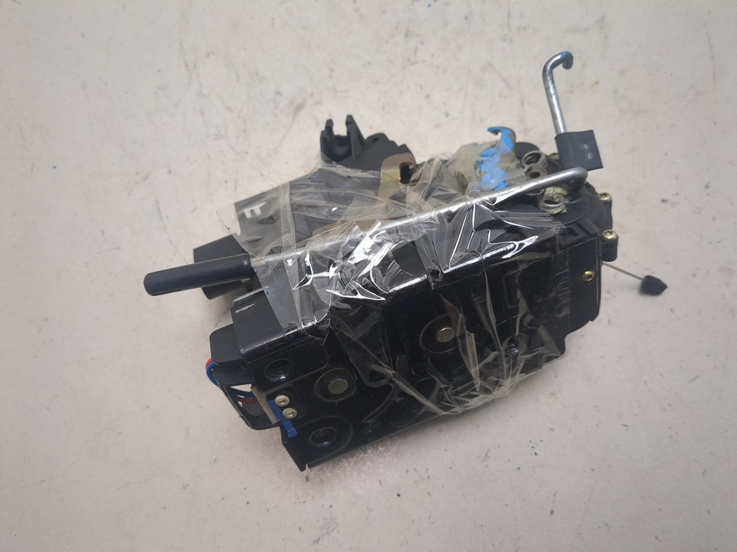 Замок двери передней правой