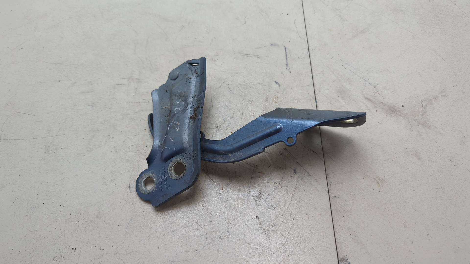 Петля капота правая