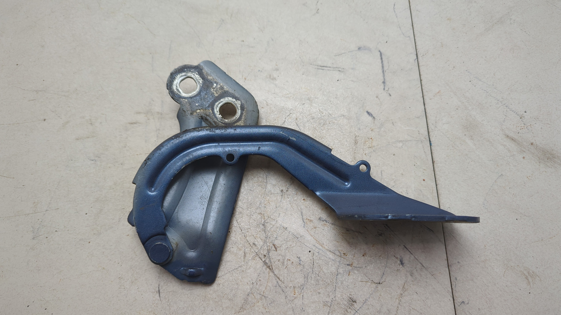 Петля капота правая