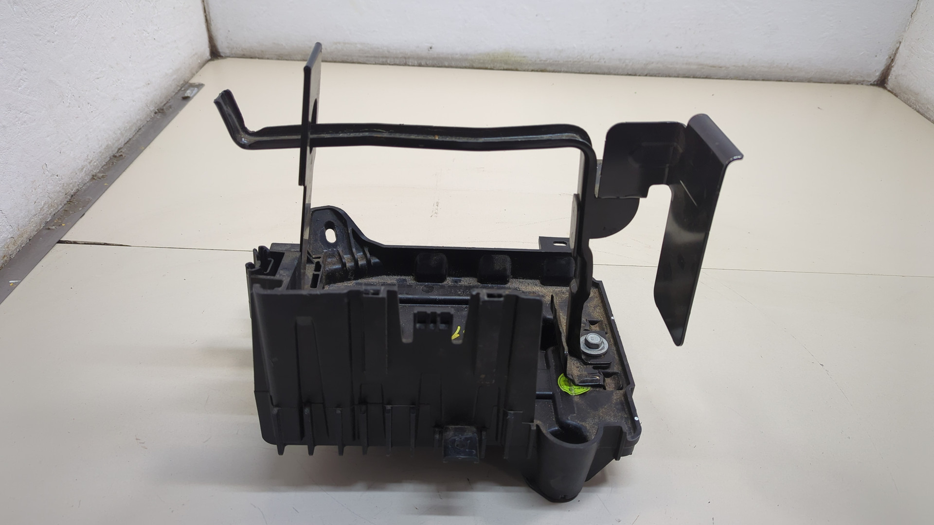 Площадка под аккумулятор (АКБ)