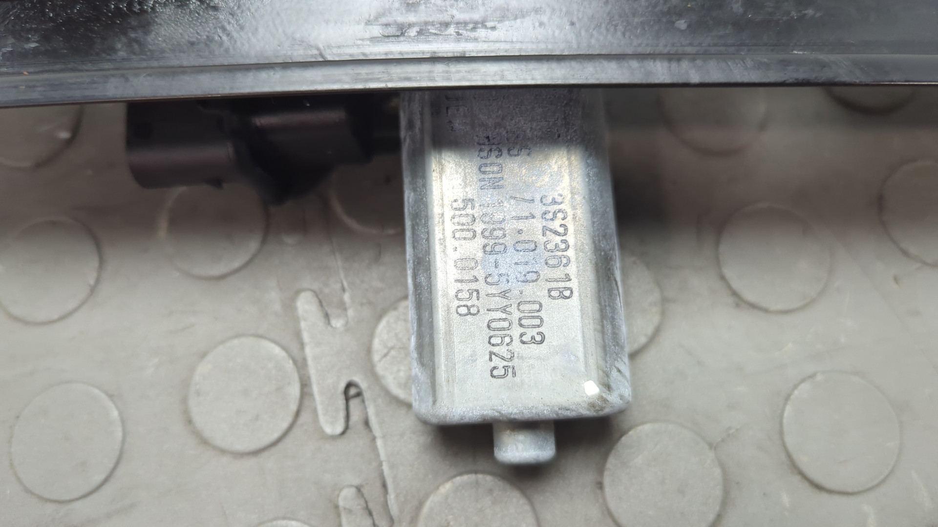 Стеклоподъемник электр. задний левый