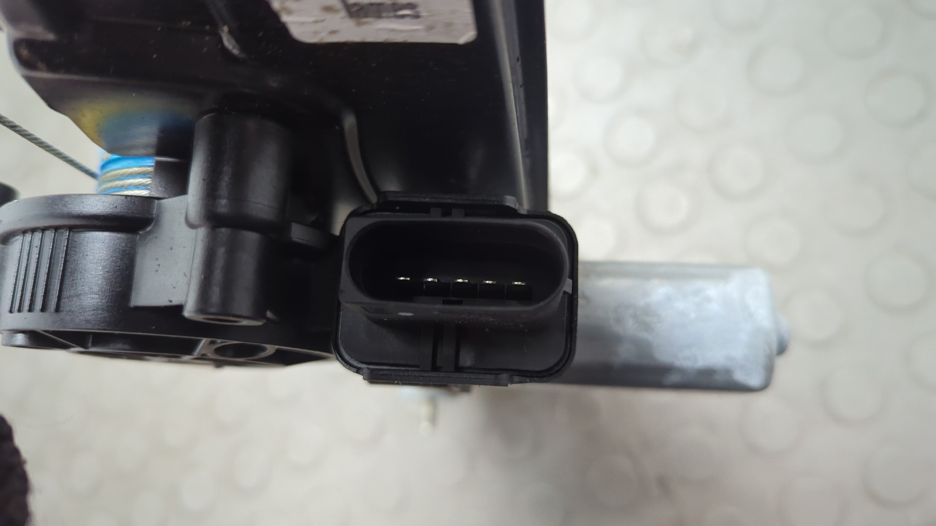 Стеклоподъемник электр. задний левый