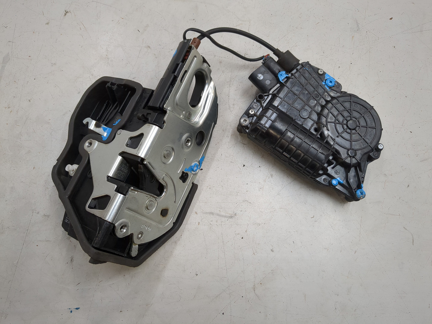 Замок двери задней левой