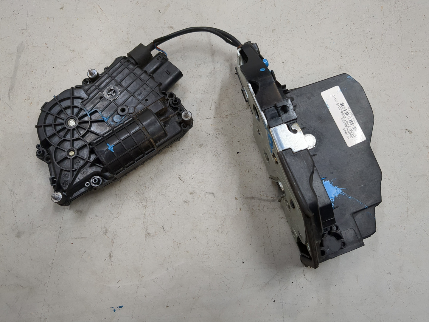 Замок двери задней левой