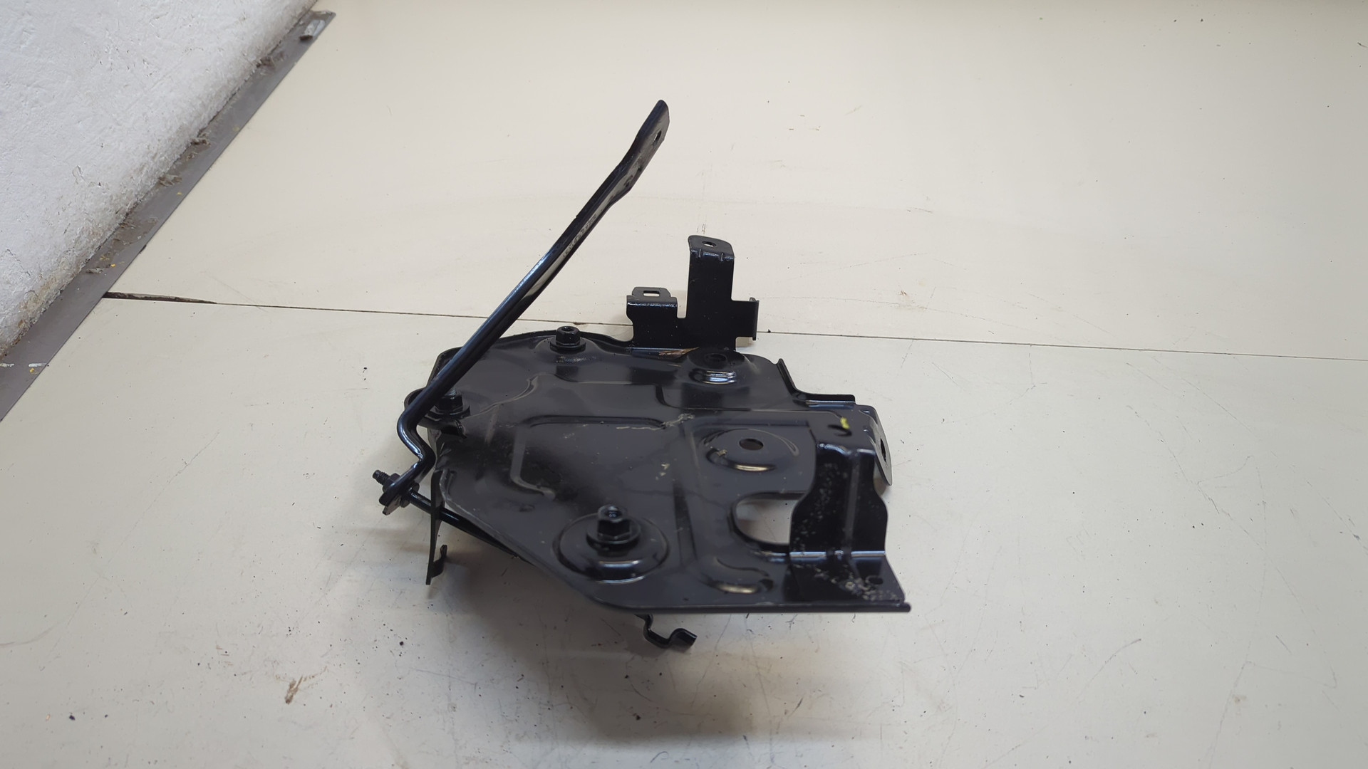 Площадка под аккумулятор (АКБ)