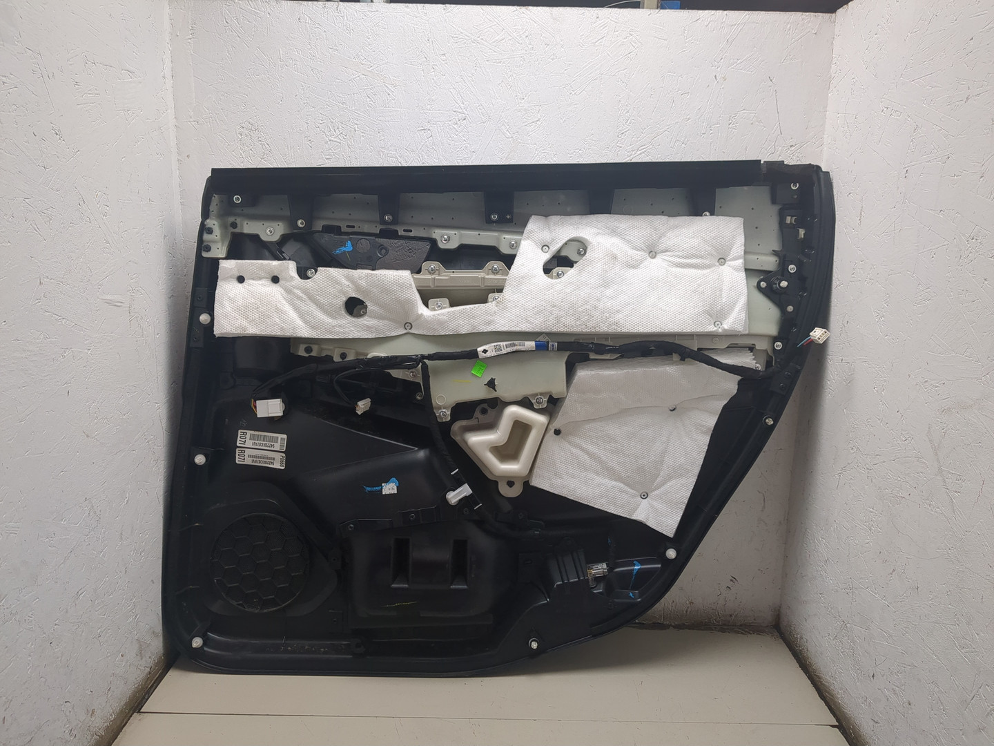 Обшивка двери задней левой