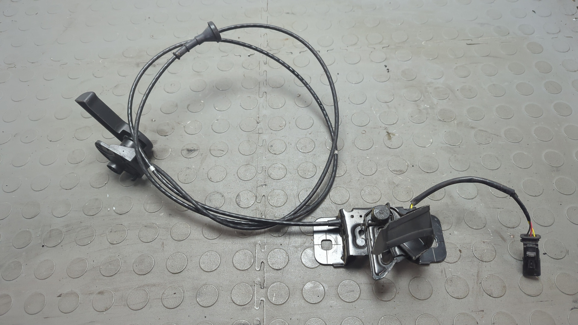 Замок капота