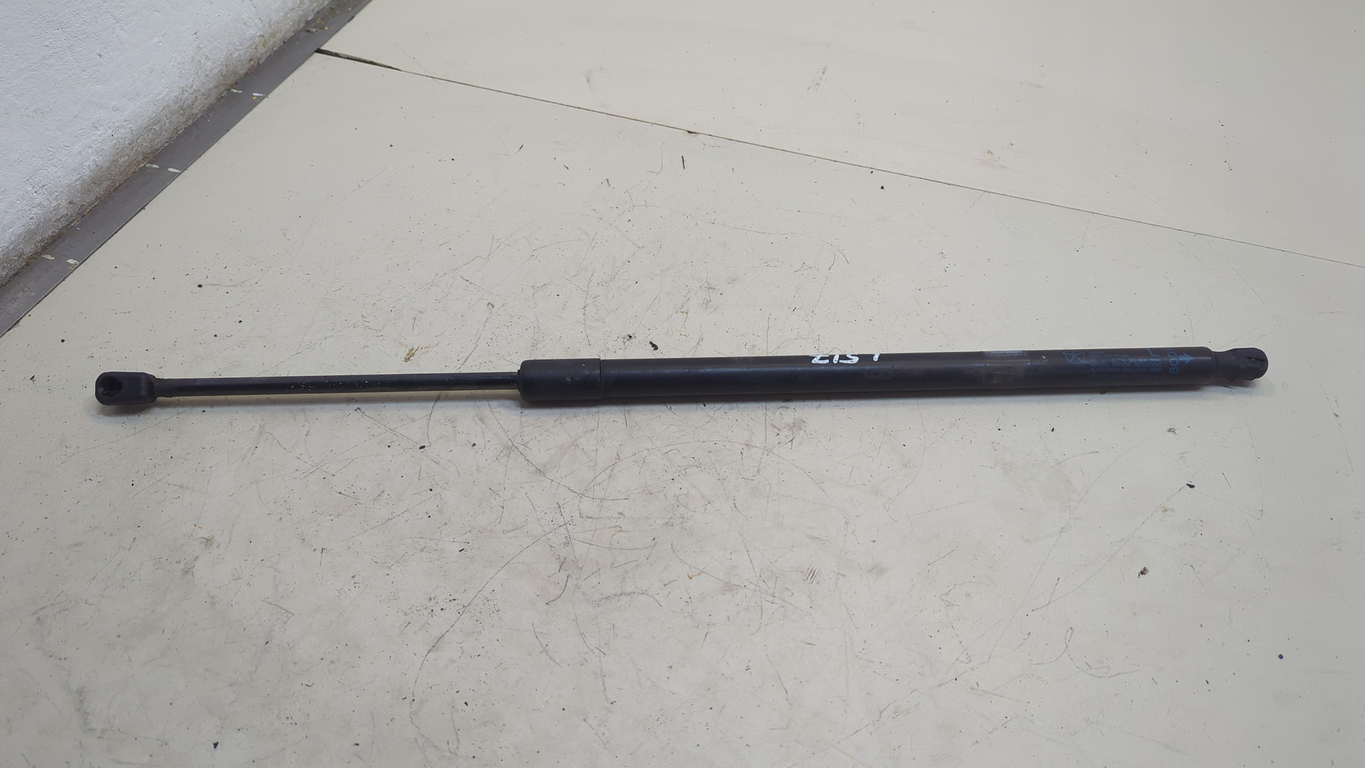 Амортизатор крышки багажника