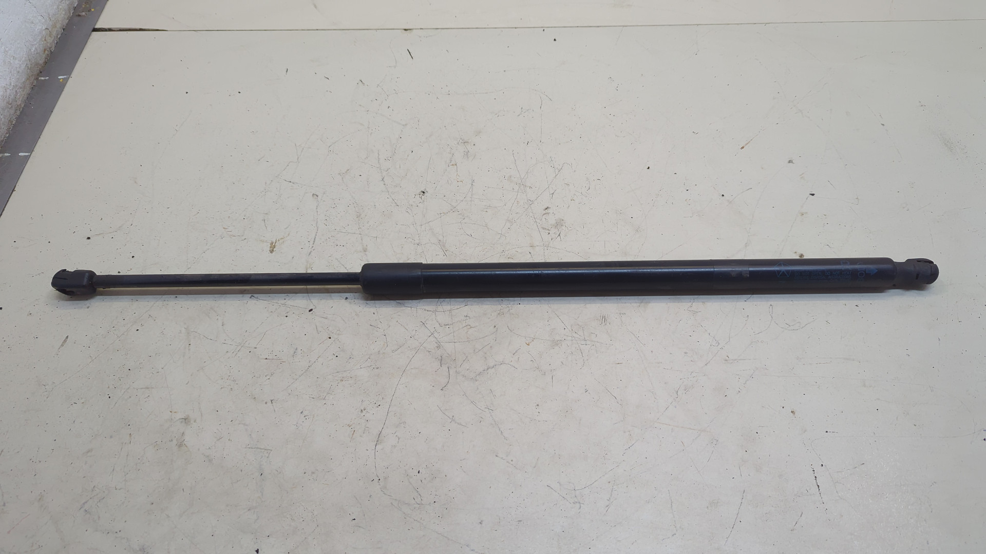 Амортизатор крышки багажника