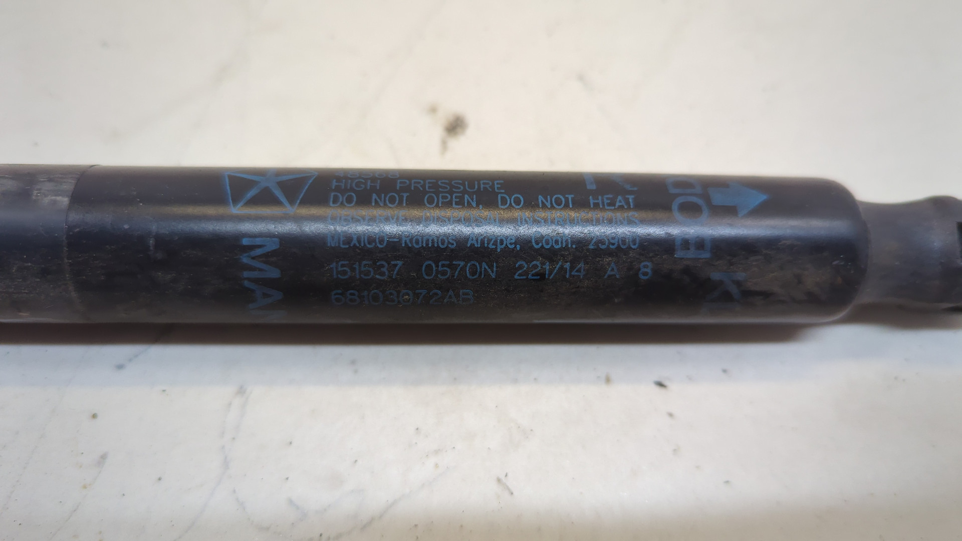 Амортизатор крышки багажника