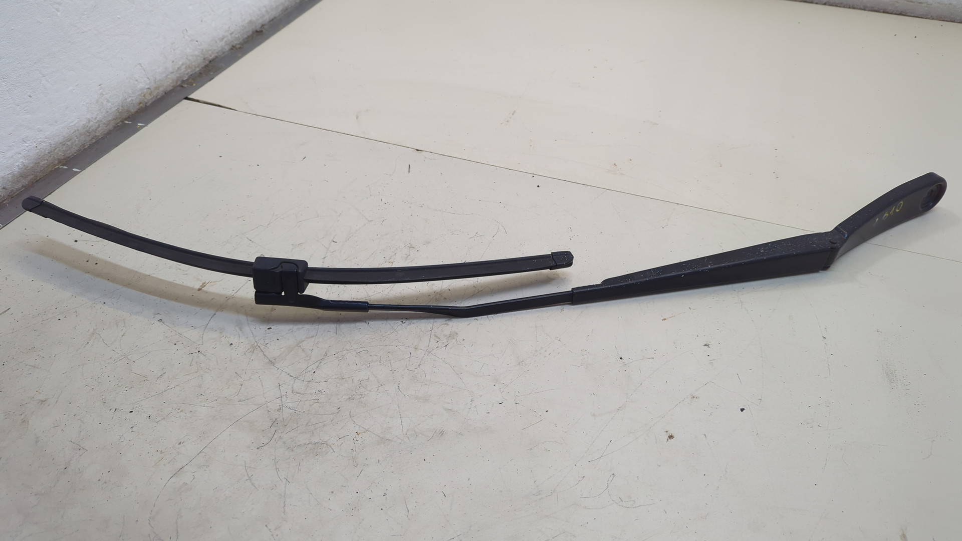 Поводок стеклоочистителя передний правый