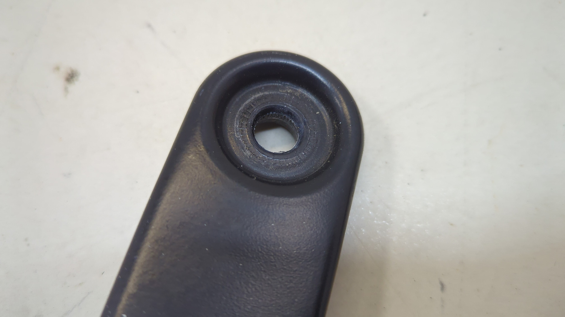 Поводок стеклоочистителя передний правый