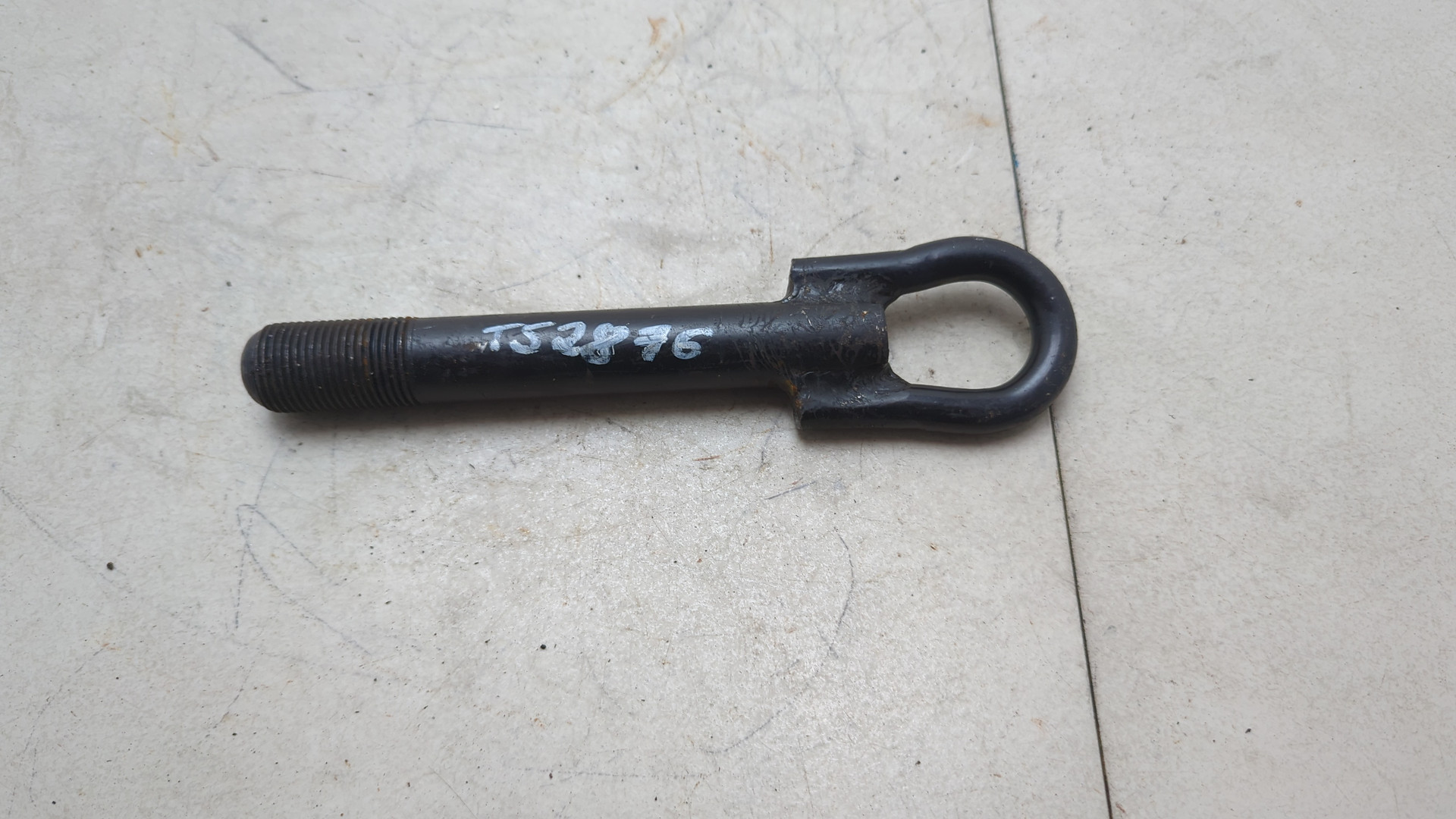 Крюк буксировочный