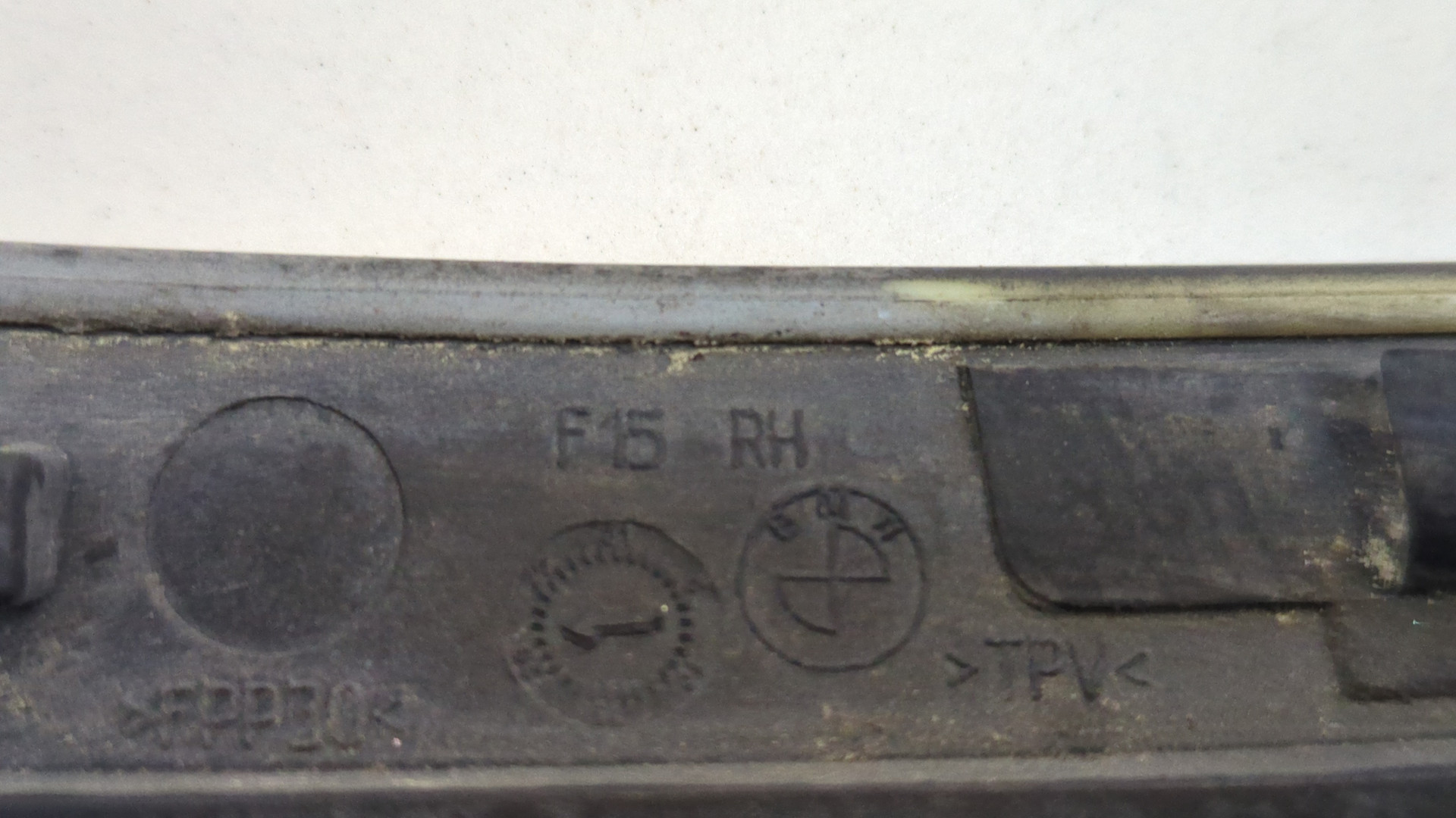 Молдинг лобового стекла